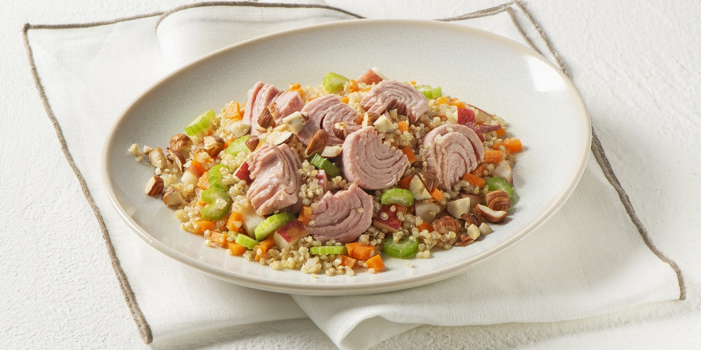 Insalata di quinoa fredda con sedano, mela e Trancetti di Tonno