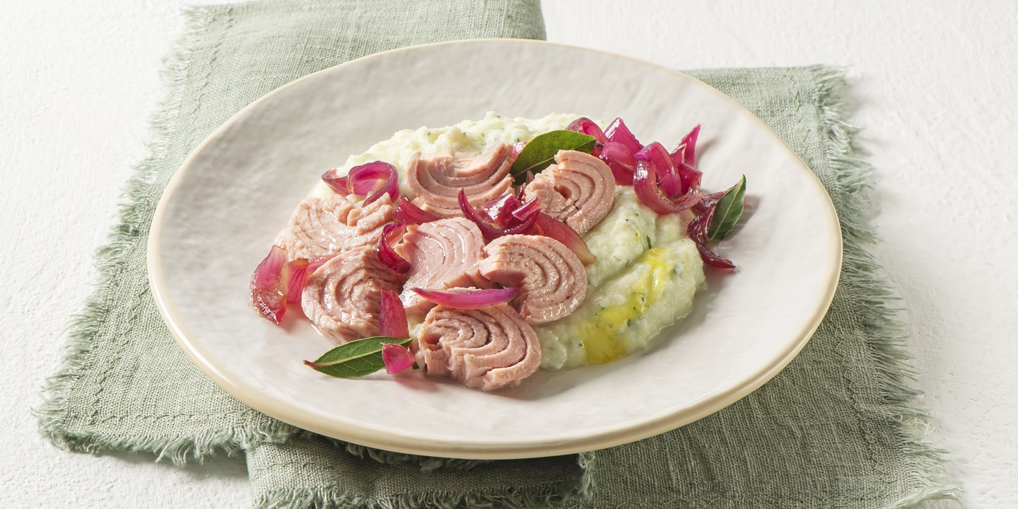 Patate soffici e cipolle caramellate con Trancetti di Tonno