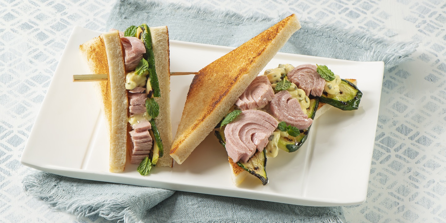 Tramezzini tostati zucchine grigliate e maionese alla menta con Trancetti di Tonno