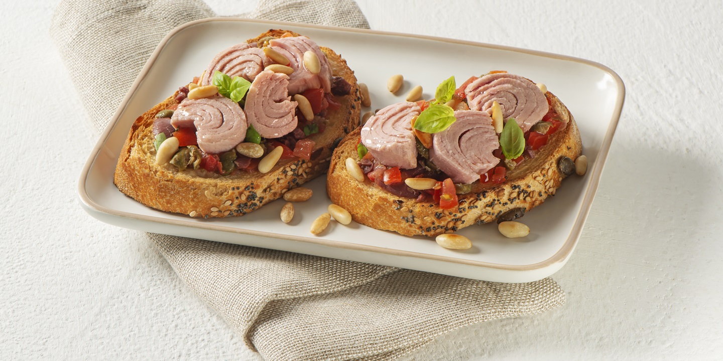 Crostoni con salsa ai profumi mediterranei con Trancetti di Tonno