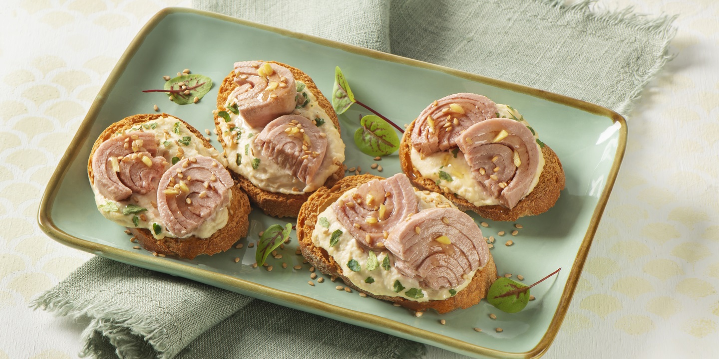 Crostini hummus e semi di sesamo tostati con Trancetti di Tonno