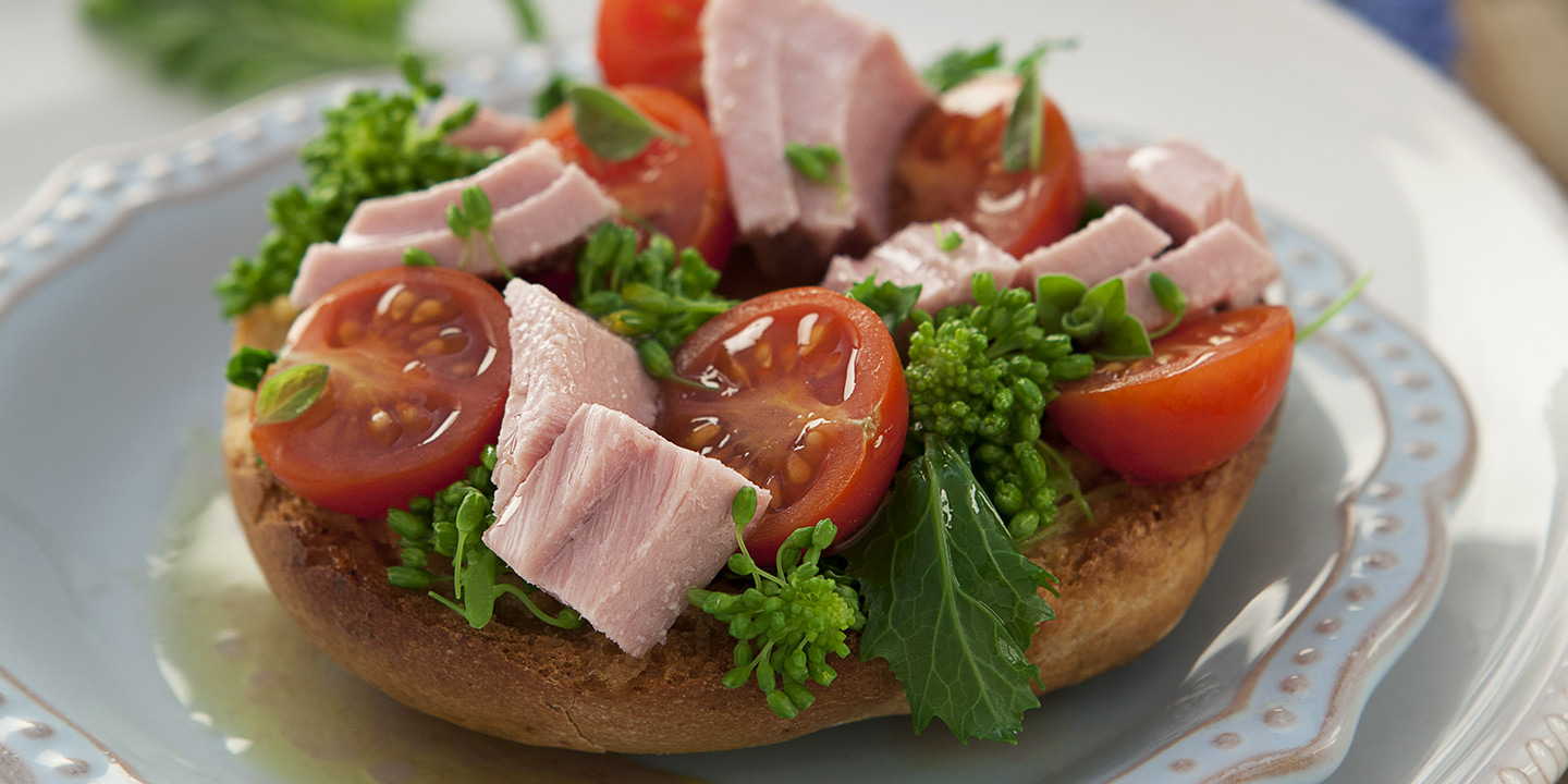 Friselle con pomodorini, cime di rapa e tonno