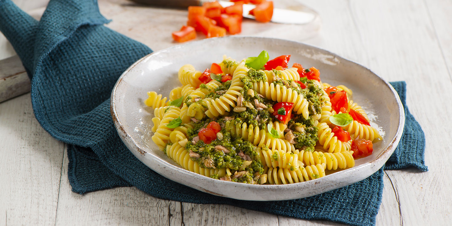 Fusilli con Pesto al Tonno Basilico e Pinoli e dadolata di pomodori