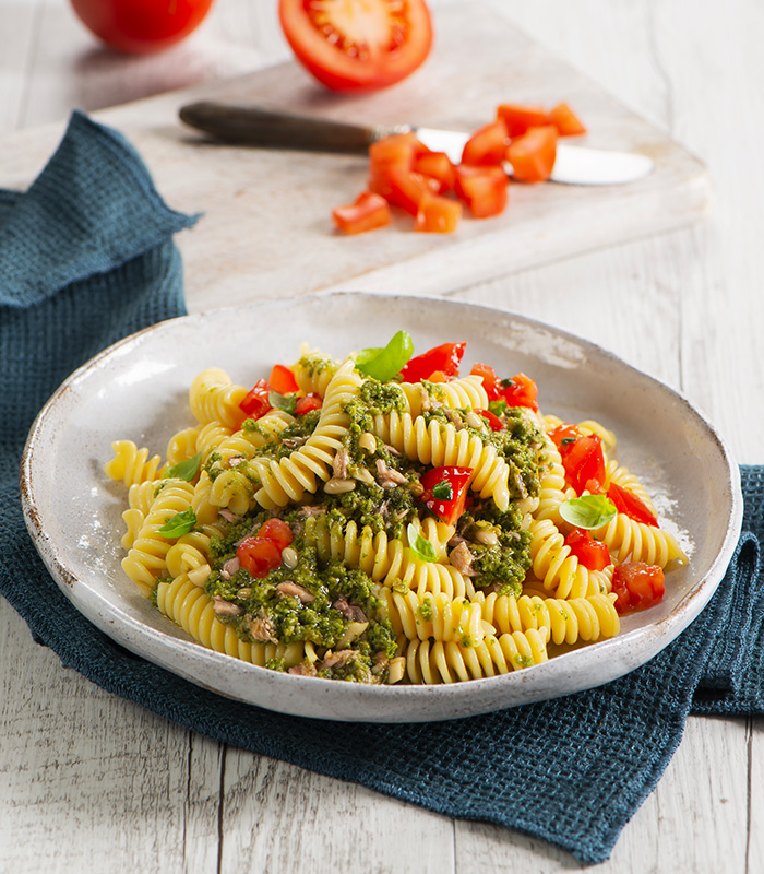 Fusilli con Pesto al Tonno Basilico e Pinoli e dadolata di pomodori