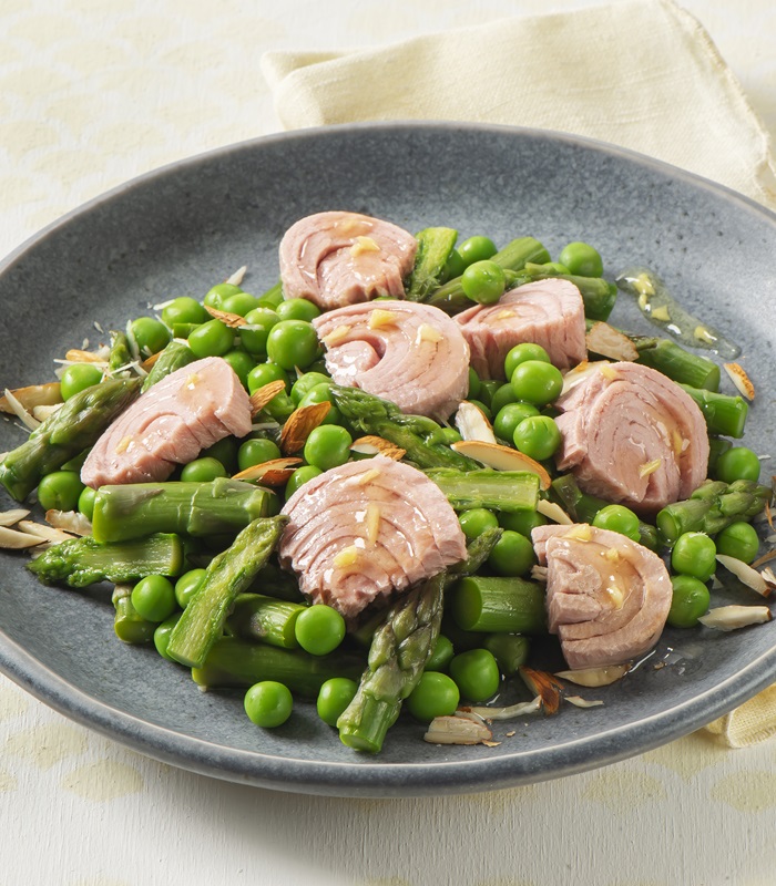 Insalata di asparagi e piselli e mandorle con Trancetti di Tonno