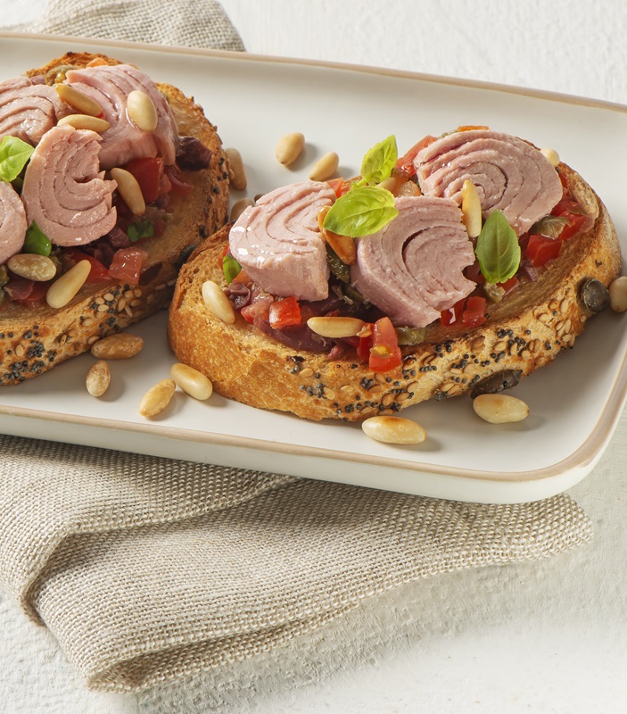Crostoni con salsa ai profumi mediterranei con Trancetti di Tonno