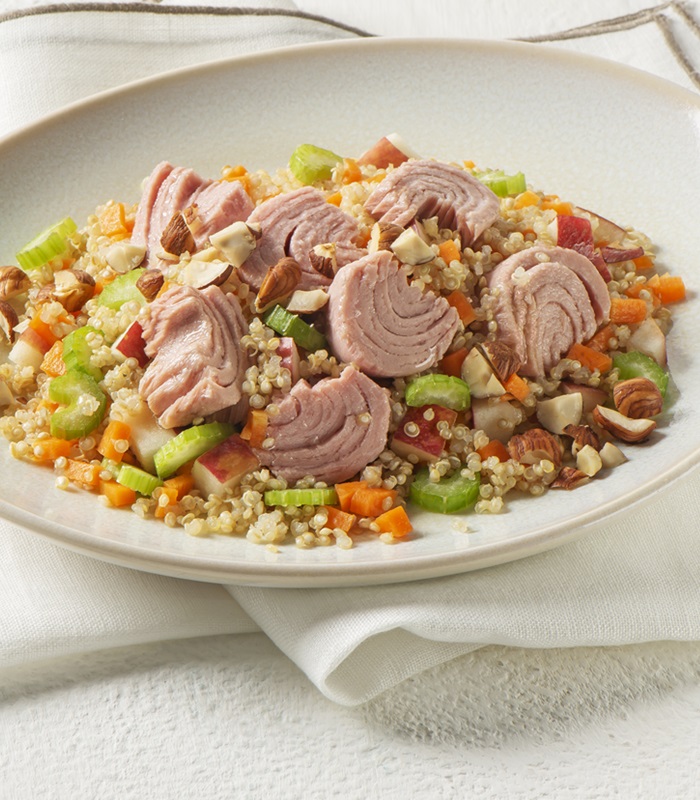 Insalata di quinoa fredda con sedano, mela e Trancetti di Tonno