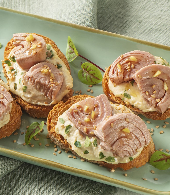 Crostini hummus e semi di sesamo tostati con Trancetti di Tonno