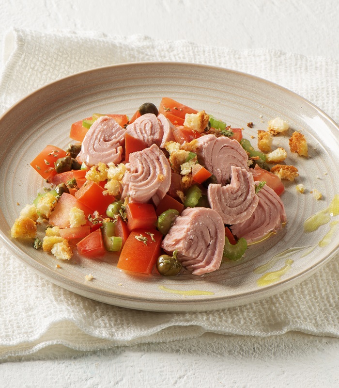 Insalata di pomodori, sedano e crostini profumati con Trancetti di Tonno