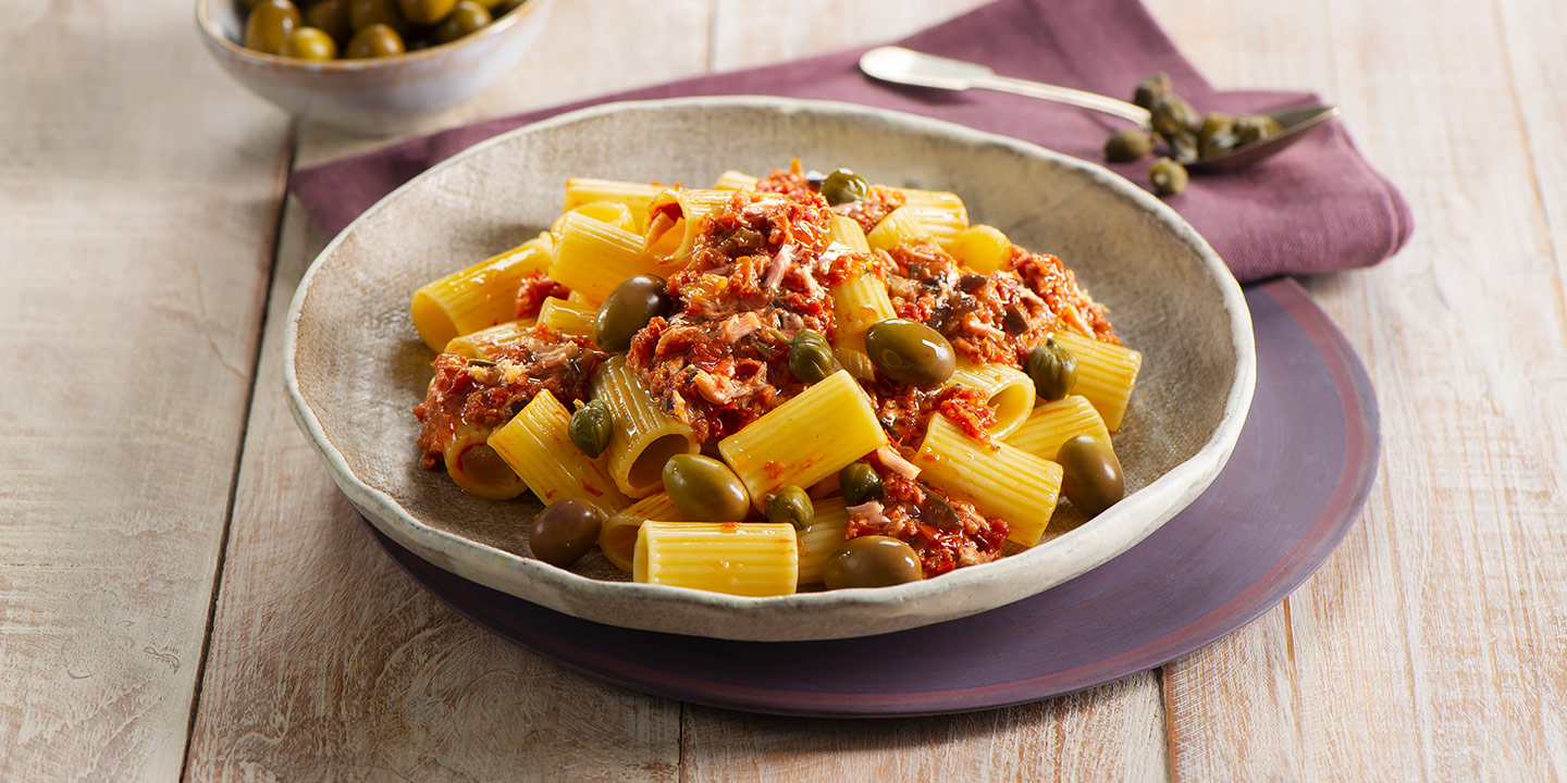 Maccheroni con Pesto al Tonno con melanzane e pomodori secchi