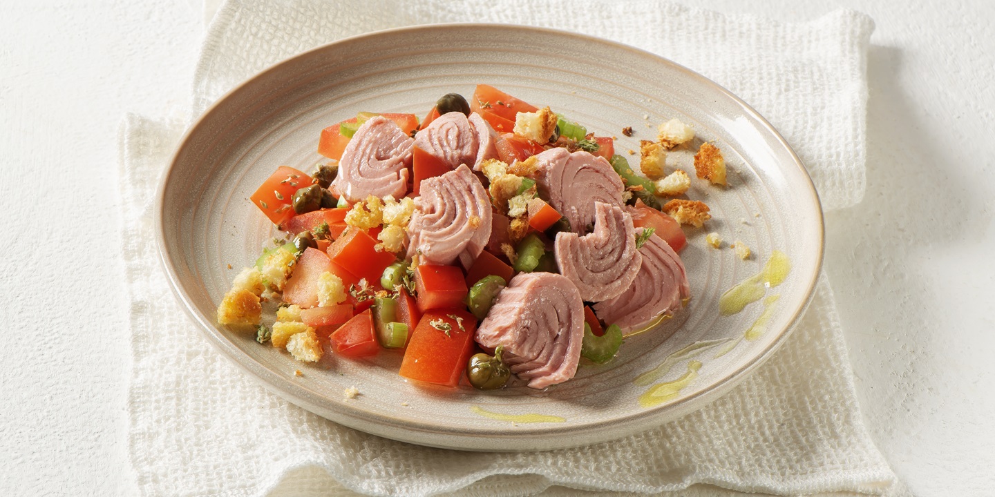 Insalata di pomodori, sedano e crostini profumati con Trancetti di Tonno
