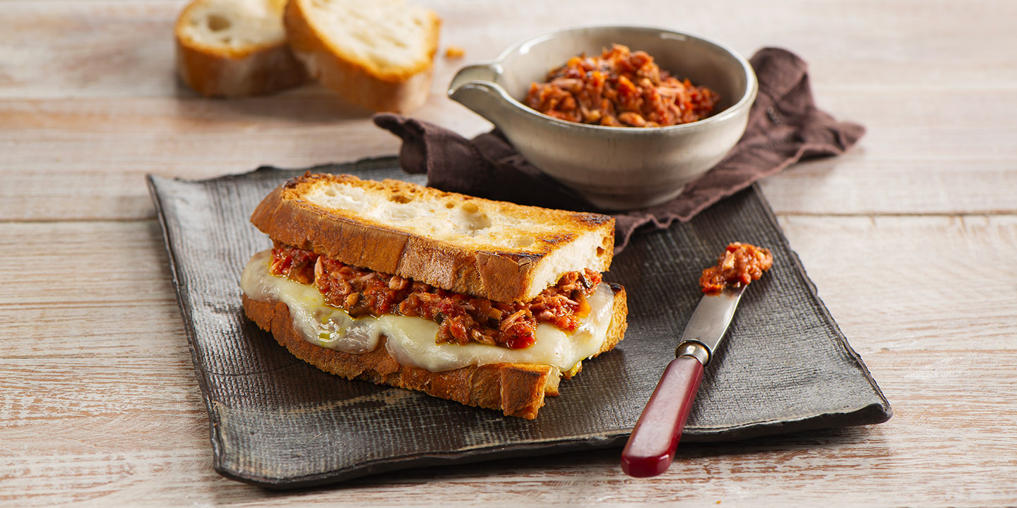 Panini abbrustoliti con Pesto al Tonno Melanzane e Pomodori Secchi, mozzarella e parmigiano