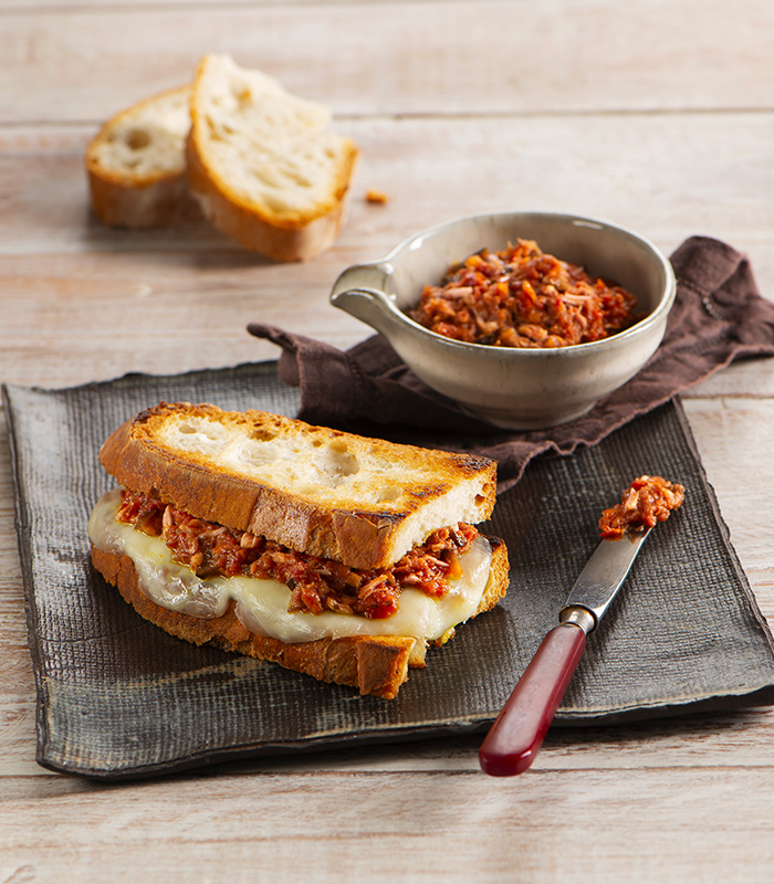 Panini abbrustoliti con Pesto al Tonno Melanzane e Pomodori Secchi, mozzarella e parmigiano