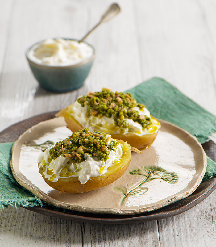 Patate ripiene con Pesto al Tonno Basilico e Pinoli alla stracciatella