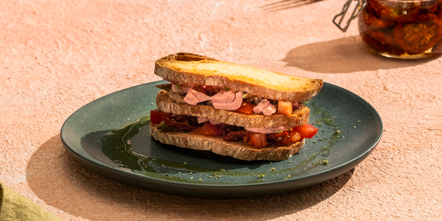 Millefoglie di pane abbrustolito con tonno e verdure