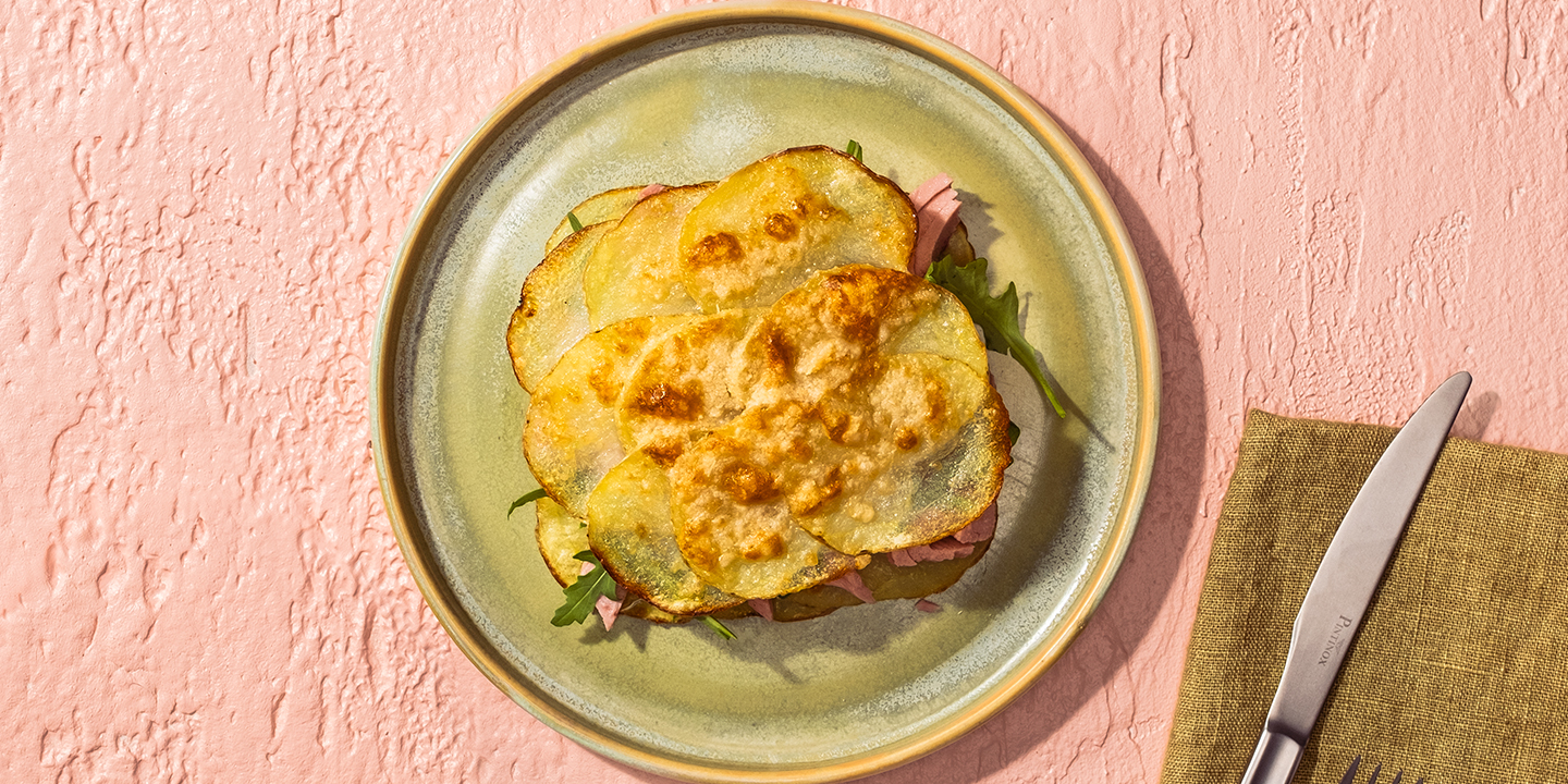 Patate gratinate al formaggio con tonno e rucola