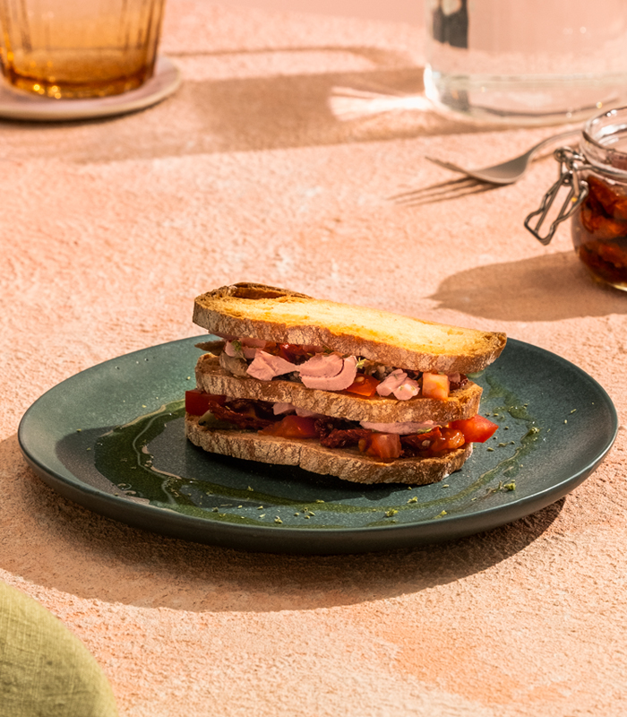 Millefoglie di pane abbrustolito con tonno e verdure