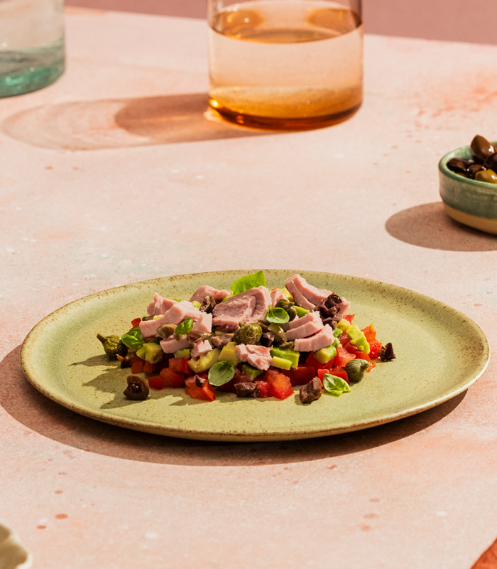 Tartare di pomodoro al basilico con tonno olive e capperi