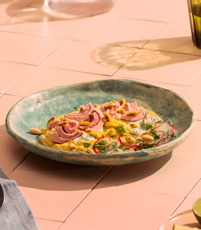 Crema di ceci con tonno, yogurt denso, pinoli tostati e rapanelli