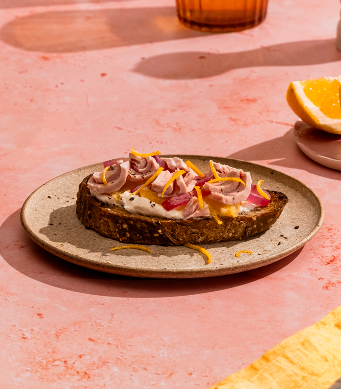 Crostone con formaggio spalmabile, cipolle rosse caramellate, arancia e tonno