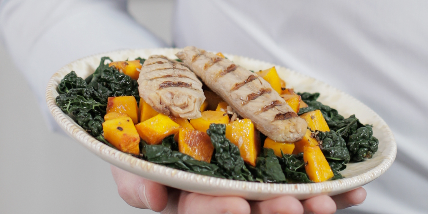 Sgombro grigliato con zucca e cavolo nero