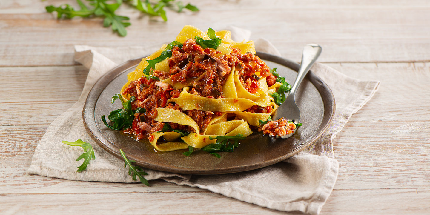 Tagliatelle con Pesto al Tonno Melanzane e Pomodori Secchi alla rucola