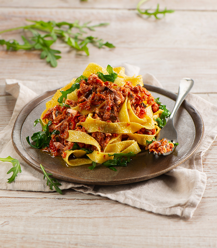 Tagliatelle con Pesto al Tonno Melanzane e Pomodori Secchi alla rucola