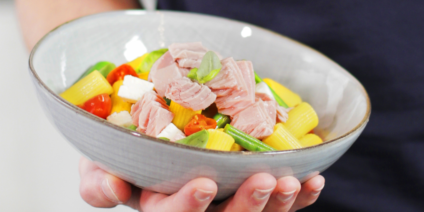 Maccheroni con tonno, pomodorini, feta e basilico