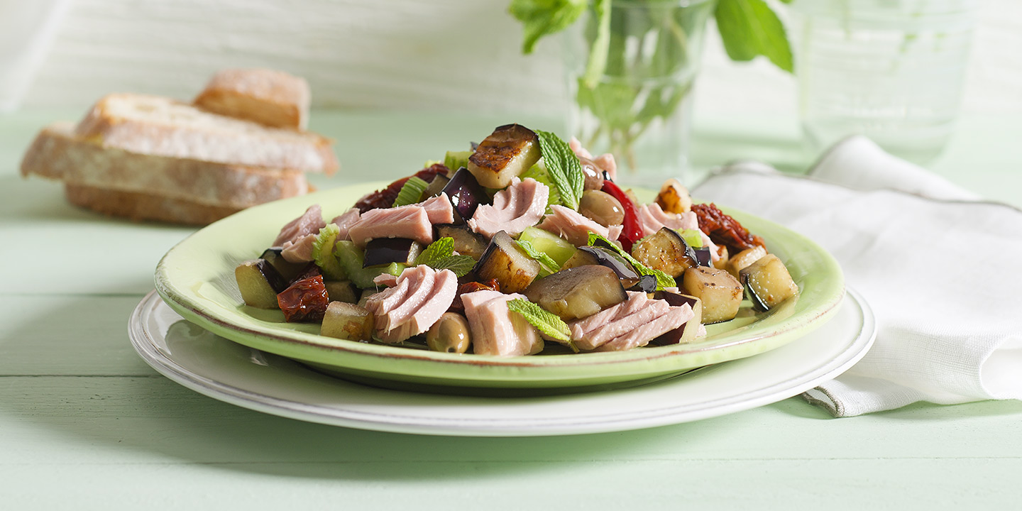 Piatto di melanzane e tonno