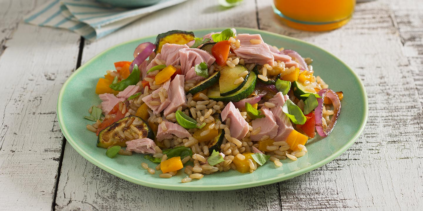 Riso integrale con tonno e verdure al basilico