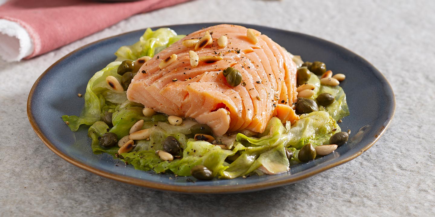 Salmone con scarola spadellata ai pinoli