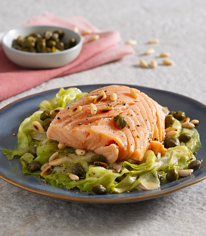 Salmone con scarola spadellata ai pinoli